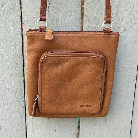Fossil Leather Crossbody bag with Compartment for ID and Cards - Picture 2 of 7